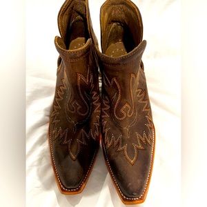 Ariat Dixon Women’s Booties.